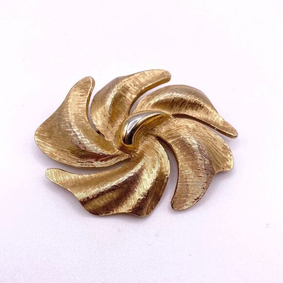 Vintage Monet Gold Tone Brooch - Picture 4 of 5